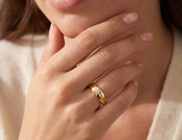 Aliança de ouro 4mm com friso e 3 brilhantes usada na mão feminina