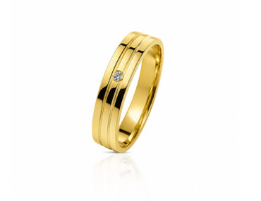 Foto do Par de Alianças Ouro 4,5mm Anatômica cravejada com 1 brilhante central na feminina e masculina com friso para casamento e noivado.