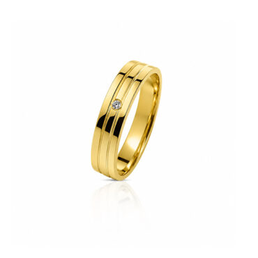 ALIANÇA-OURO-FRISOS-PEDRA Foto do Par de Alianças Ouro 4,5mm Anatômica cravejada com 1 brilhante central na feminina e masculina com friso para casamento e noivado.