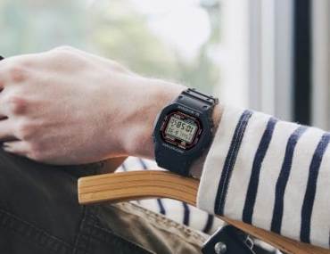 Foto do Relógio Casio G-Shock DW-5600RL-1 preto original bio-based retro com detalhes vermelho azul amarelo clássicos G-Shock para uso unissex esportivo. no pulso