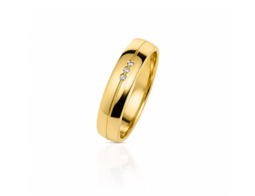 Foto do Par de Alianças Ouro 4mm cravejadas com 3 brilhantes na feminina e masculina lisa com friso polida para casamento e noivado.