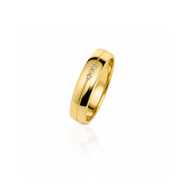 aliança-ouro-pedras Foto do Par de Alianças Ouro 4mm cravejadas com 3 brilhantes na feminina e masculina lisa com friso polida para casamento e noivado.