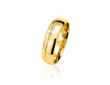 Foto do Par de Alianças Ouro 18K 5,5mm cravejadas com 3 brilhantes na aliança feminina e masculina lisa polida para casamento e noivado