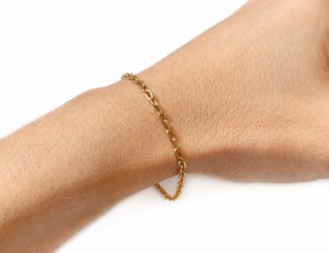 Foto da Pulseira Ouro 18K com elo cartier oca original masculina 20cm com fecho cadeado polido leve para uso elegante clássico.
