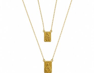 Foto do Escapulário Ouro 18K corrente cartier 60cm original com medalhas duplas espelhadas polidas do Sagrado Coração de Jesus e Nossa Senhora do Carmo para uso religioso.