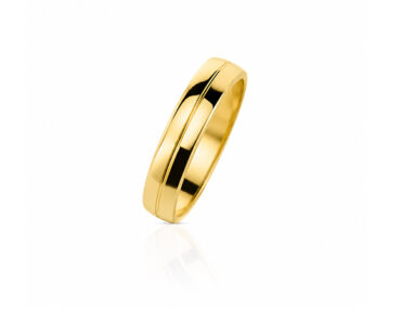 Foto do Par de Alianças Ouro 4mm cravejadas com 3 brilhantes na feminina e masculina lisa com friso polida para casamento e noivado.