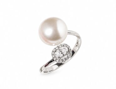 Foto do Anel Prata 925 com moissanite lapidação oval 3x5mm 0,38Ct D VVS1 e pérola shell original exclusivo para uso feminino elegante.