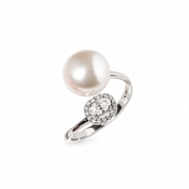 anel-prata-moissanite Foto do Anel Prata 925 com moissanite lapidação oval 3x5mm 0,38Ct D VVS1 e pérola shell original exclusivo para uso feminino elegante.