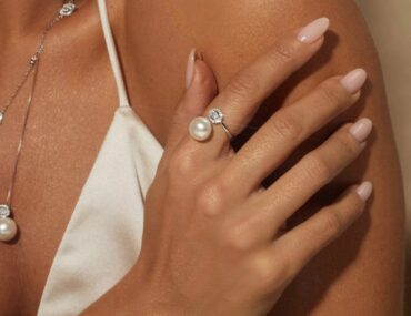 Foto do Anel Prata 925 com moissanite lapidação oval 3x5mm 0,38Ct D VVS1 e pérola shell original exclusivo para uso feminino elegante.