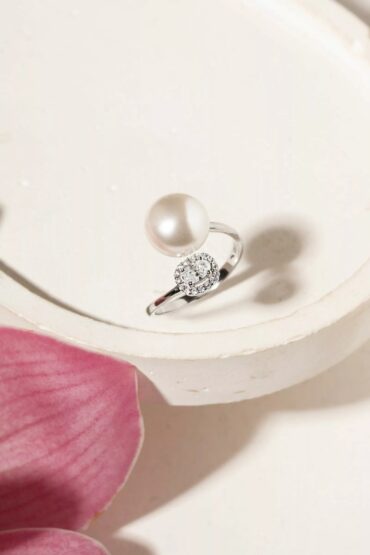 anel-prata-moissanite-01560875_2 Foto do Anel Prata 925 com moissanite lapidação oval 3x5mm 0,38Ct D VVS1 e pérola shell original exclusivo para uso feminino elegante.