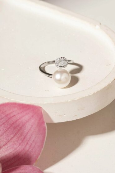 anel-prata-moissanite-01560875_3 Foto do Anel Prata 925 com moissanite lapidação oval 3x5mm 0,38Ct D VVS1 e pérola shell original exclusivo para uso feminino elegante.