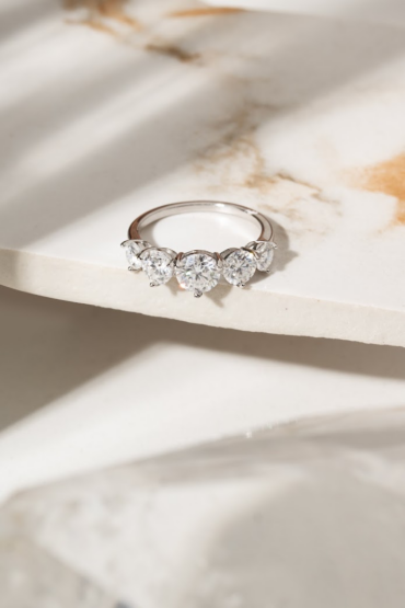 anel-prata-moissanite-01560881 Foto do Anel Meia Aliança Prata 925 com moissanite lapidação brilhante 6mm 2,4Ct D VVS1 original cravejado para uso feminino sofisticado noivado.