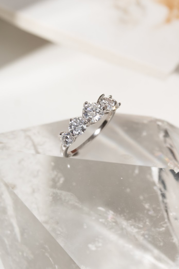 anel-prata-moissanite-01560881_2 Foto do Anel Meia Aliança Prata 925 com moissanite lapidação brilhante 6mm 2,4Ct D VVS1 original cravejado para uso feminino sofisticado noivado.