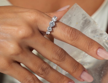Foto do Anel Meia Aliança Prata 925 com moissanite lapidação brilhante 6mm 2,4Ct D VVS1 original cravejado para uso feminino sofisticado noivado.