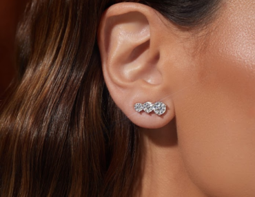 Foto do Brinco Ear Cuff Prata 925 com moissanite lapidação brilhante 6mm 3,2Ct D VVS1 original escalada moderno para uso feminino contemporâneo.