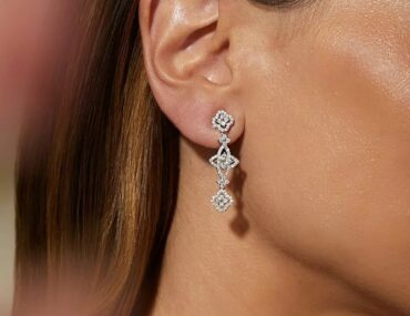 Foto do Brinco Prata 925 com moissanite lapidação brilhante 2mm 0,035Ct D VVS1 original solitário delicado com tarraxa para uso feminino diário.