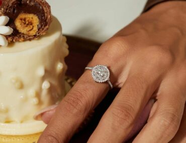 Foto do Anel Prata 925 com moissanite lapidação brilhante 4,5mm 0,92Ct D VVS1 original solitário clássico para uso feminino elegante.