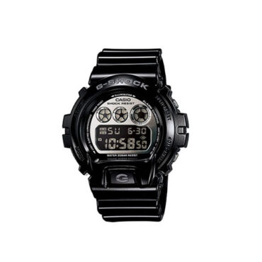 Relogio-casio-gshock-DW-6900NB-1 Foto do relógio Casio G-Shock DW-6900NB-1 preto original com mostrador digital metálico prateado, três círculos no visor e pulseira de resina para uso masculino esportivo.