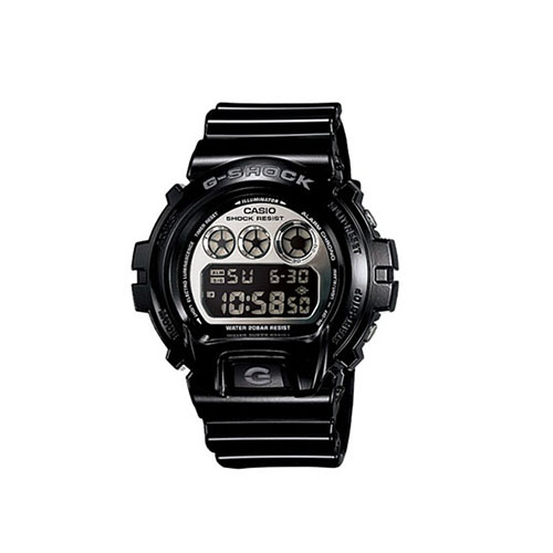 Relogio-casio-gshock-DW-6900NB-1 Foto do relógio Casio G-Shock DW-6900NB-1 preto original com mostrador digital metálico prateado, três círculos no visor e pulseira de resina para uso masculino esportivo.