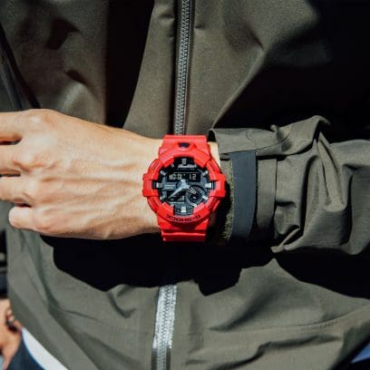 Relogio-casio-gshock-GA-700-4A_2 Foto do relógio Casio G-Shock GA-700-4A no pulso vermelho original com caixa grande em resina, mostrador 3D analógico-digital e botão frontal para uso masculino esportivo.