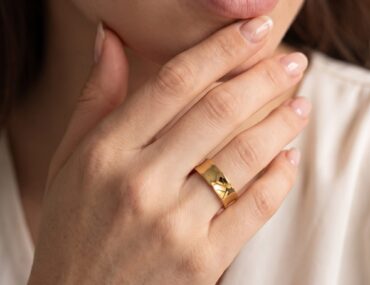 Aliança de ouro 6mm anatômica côncava usada na mão feminina