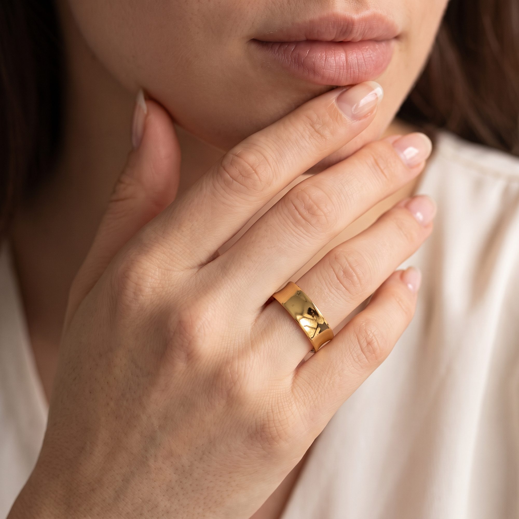 Aliança AS07 6mm Anatômica Côncava – Mão Feminina Aliança de ouro 6mm anatômica côncava usada na mão feminina
