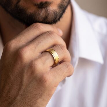 Aliança AS08 6mm Quadrada Fosca – Mão Masculina Aliança de ouro 6mm quadrada fosca usada na mão masculina