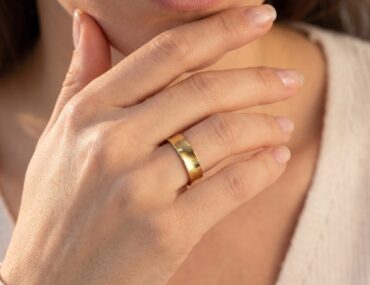 Aliança de ouro 5mm quadrada anatômica com facetas usada na mão feminina