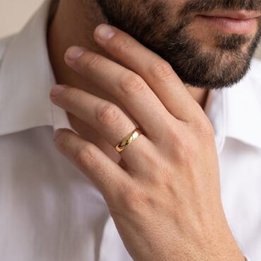 Aliança DA40 4mm Lisa Convexa – Mão Masculina Aliança de ouro 4mm lisa convexa usada na mão masculina