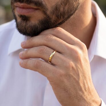 Aliança MA25 2,5mm Anatômica – Mão Masculina Aliança de ouro 2,5mm anatômica usada na mão masculina