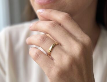 Aliança de ouro 3mm anatômica usada na mão feminina