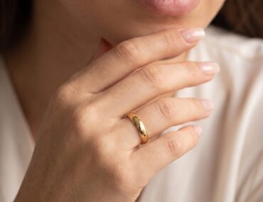 Aliança de ouro 3,5mm anatômica usada na mão feminina
