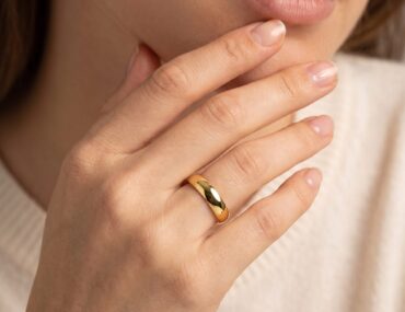 Aliança de ouro 4mm anatômica usada na mão feminina