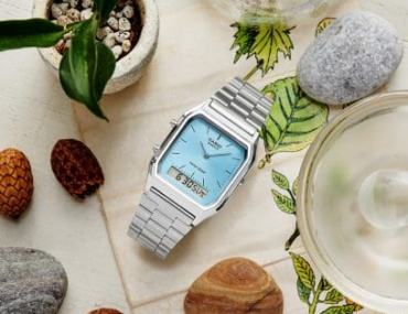 Foto do relógio Casio Vintage AQ-230A-2A1MQF azul claro original com caixa angular cromada, visor analógico-digital e pulseira de aço para uso unissex no dia a dia.