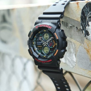 relogio-casio-GA-140-1A4_3 Foto do relógio Casio G-Shock GA-140-1A4 preto original com detalhes em vermelho e laranja, ponteiros em seta e mostrador analógico-digital para uso masculino esportivo.