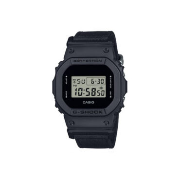 relogio-casio-gshock-DW-5600BCE-1.jpg Foto do relógio Casio G-Shock DW-5600BCE-1 preto original com caixa quadrada em resina, display digital e pulseira de tecido Cordura para uso masculino no dia a dia.
