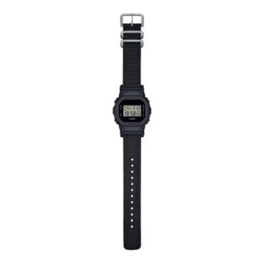 relogio-casio-gshock-DW-5600BCE-1_2 Foto do relógio Casio G-Shock DW-5600BCE-1 preto original com caixa quadrada em resina, display digital e pulseira de tecido Cordura para uso masculino no dia a dia.