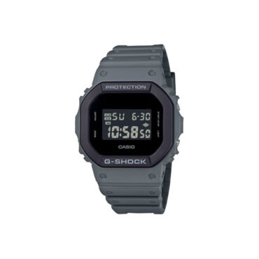 relogio-casio-gshock-DW-5610UU-8 Foto do relógio Casio G-Shock DW-5610UU-8 cinza-azulado original com caixa quadrada, bisel bicolor em camadas e display digital para uso masculino casual e esportivo.