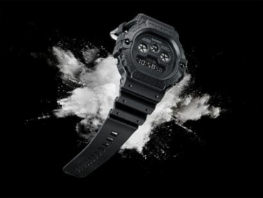 relogio-casio-gshock-DW-5900BB-1_2 Foto do relógio Casio G-Shock DW-5900BB-1 preto fosco original com caixa digital em resina, visual monocromático e pulseira preta para uso masculino esportivo.