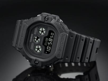 relogio-casio-gshock-DW-5900BB-1_3 Foto do relógio Casio G-Shock DW-5900BB-1 preto fosco original com caixa digital em resina, visual monocromático e pulseira preta para uso masculino esportivo.