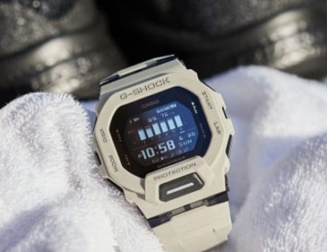 Foto do relógio Casio G-Shock GBD-200UU-9DR off-white original com caixa quadrada em resina, visor digital e pulseira de resina para uso masculino esportivo