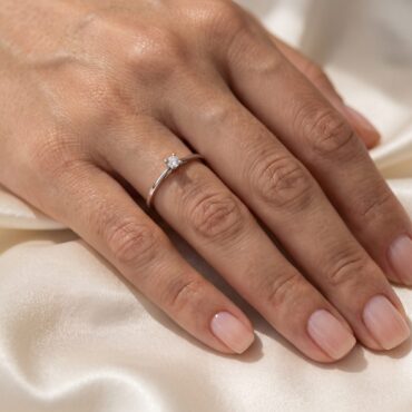 Anel Solitário de Ouro Branco com Brilhante de 3 Pontos 01424096 – Mão Feminina Anel solitário de ouro branco com brilhante de 3 pontos usado na mão feminina
