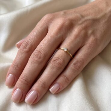 Anel Solitário de Ouro com Brilhante de 7 Pontos 01424102 – Mão Feminina Anel solitário de ouro com brilhante de 7 pontos usado na mão feminina