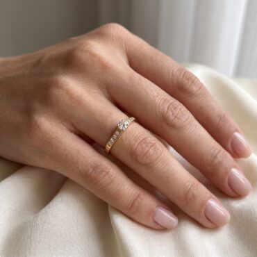 Anel Solitário de Ouro com Brilhante de 15 Pontos 01424225 – Mão Feminina Anel solitário de ouro com brilhante de 15 pontos usado na mão feminina